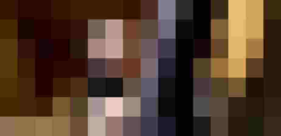 Jugendlicher klettert konzentriert an Boulderwand im Indoor-Bereich des Jugendhotels Tauernhof