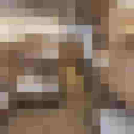 Jugendlicher springt an Indoor-Kletterwand im Jugendhotel Tauernhof, Action und Spaß in Obertauern